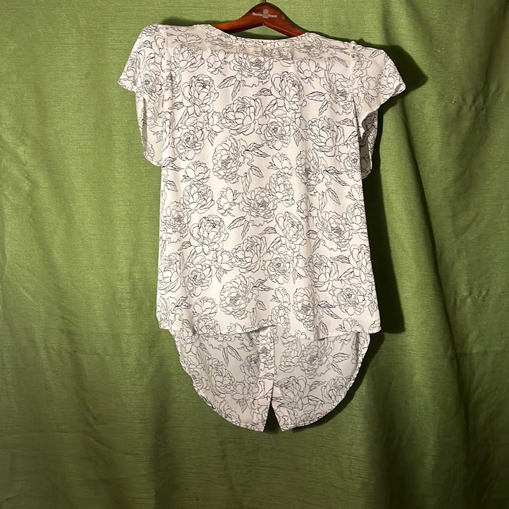 41 hawthorn button down back white rose print blouse,